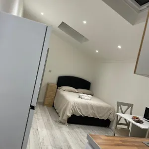 Homestay Next To Gatwick, Crawley (West Sussex)