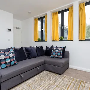 Apartment Flat 7- Spacious Studio Flat In The Heart Of, Crawley (West Sussex)